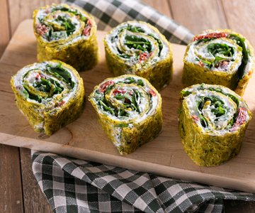 Zucchini rolls with ricotta and sun-dried tomatoes