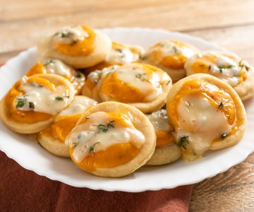 Unleavened mini pizzas with pumpkin and gorgonzola