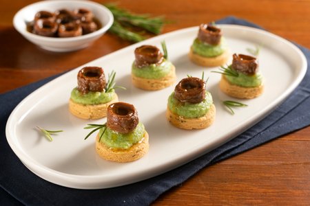 Mini tarts with potatoes, broccoli, and anchovies