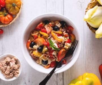 Salad with tuna, mozzarella, and peppers
