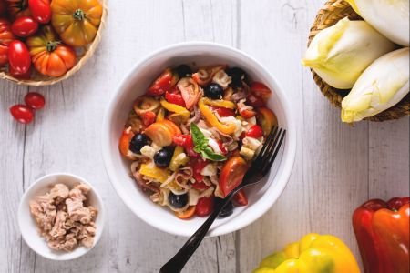 Salad with tuna, mozzarella, and peppers