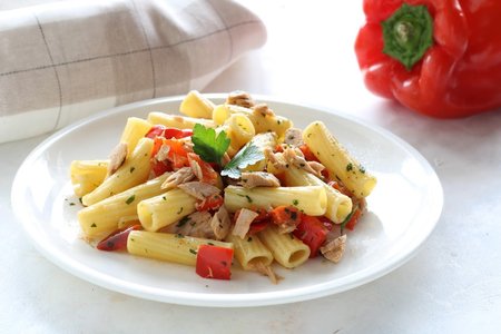Pasta with peppers and tuna