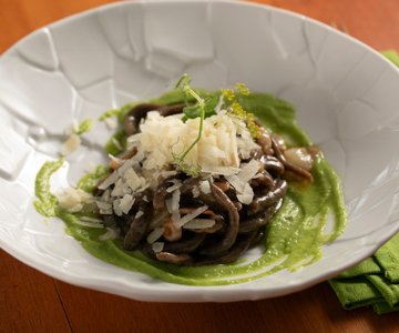 Coffee Pici with Garlic, Bacon, and Peas