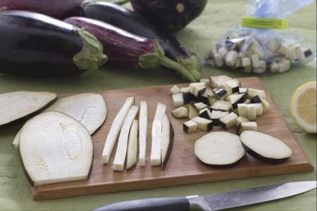 How to clean and cut the eggplant