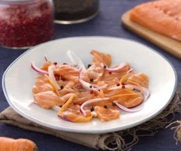 Salmon in marinade with julienne vegetables