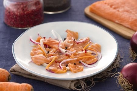 Salmon in marinade with julienne vegetables