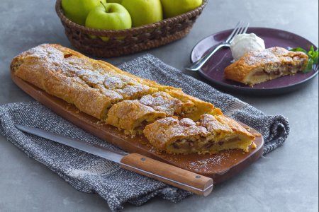 Apple strudel with shortcrust pastry