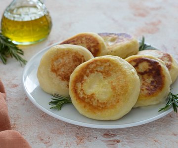Potato cakes stuffed with gorgonzola