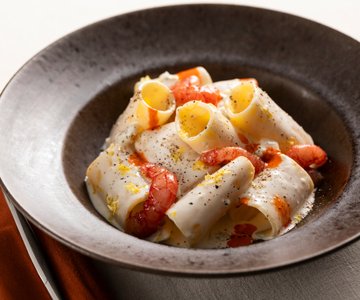 Paccheri with gorgonzola, black pepper and red prawns