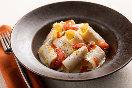 Paccheri with gorgonzola, black pepper and red prawns