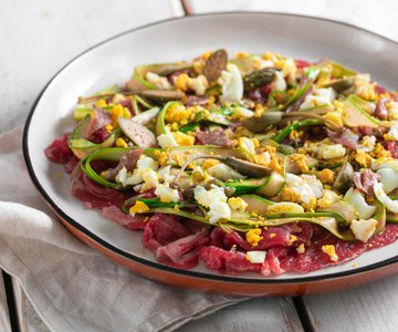 Beef carpaccio with asparagus salad