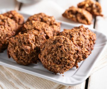 Wholemeal biscuits with dried fruit