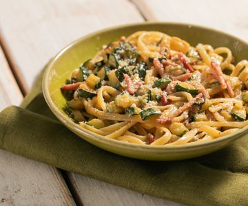 Pasta with zucchini, speck and gorgonzola