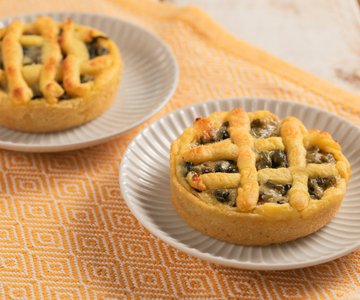 Potato tartlets with vegetables and Fontina