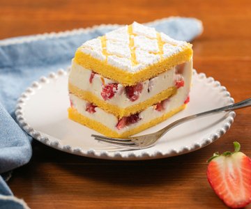 Strawberry and White Chocolate Cake