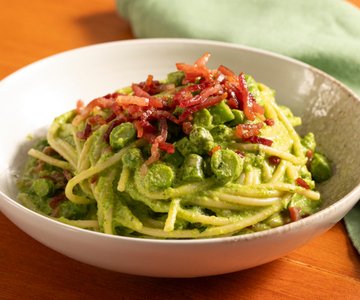 Pasta with asparagus and speck