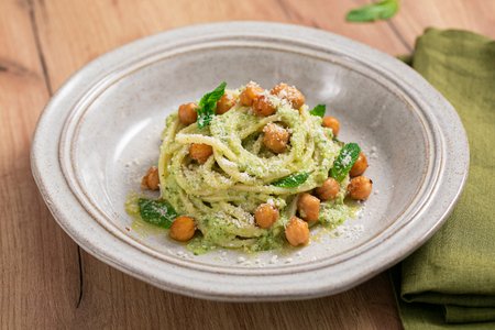 Spaghetti with zucchini, chickpeas and mint