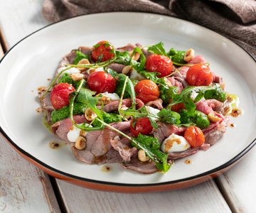 Roast beef with arugula pesto, cherry tomatoes and goat cheese