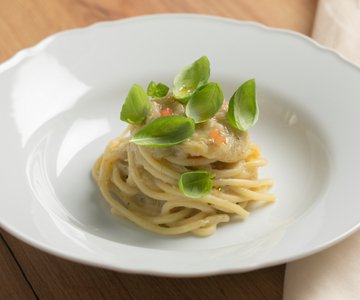 Thick spaghetti with spring onion and chili
