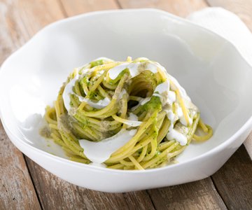 Creamy pasta with zucchini, provola and capers