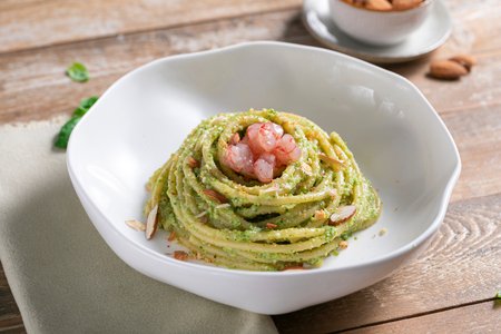 Pasta with friggitelli peppers and raw shrimp