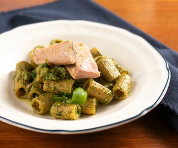 Pasta with pesto, green beans and tuna