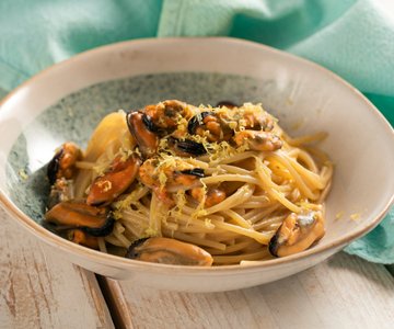 Spaghetti with mussels in a lemony white sauce