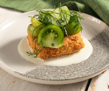 Crispy breaded tofu with tomatoes and yogurt sauce