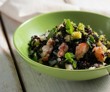 Venere rice with shrimp, zucchini and mint