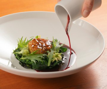 Glazed Tempeh with Vegetables and Vegetarian Bordelaise Sauce